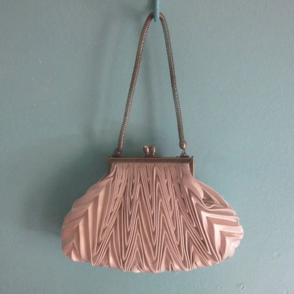 Nicole Lee Collection Silver Cloth Purse Silver Metal Chain Kisslock Clasp Top